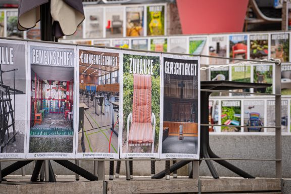 Platzhalter für Demokratie Banner mit Abbildungen von Stühlen