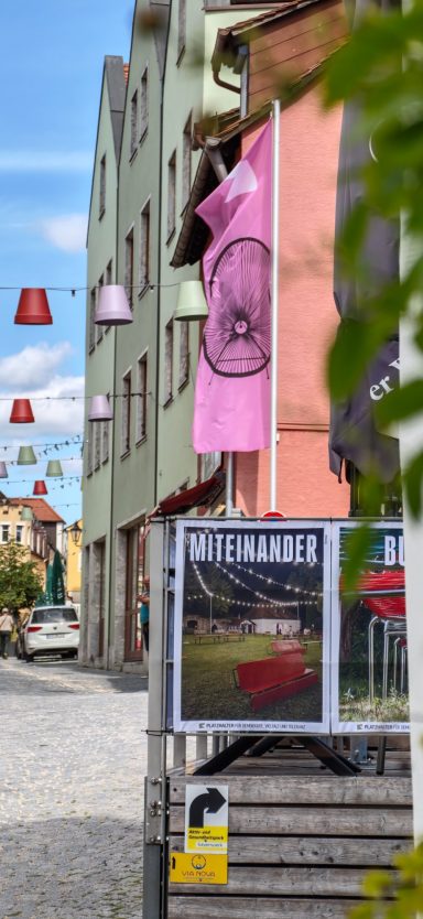 Platzhalter für Demokratie Fahne mit Stuhl Motiv