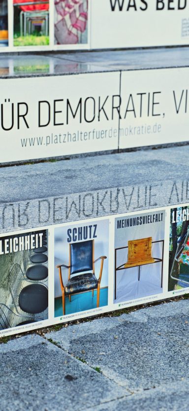 Platzhalter für Demokratie Sitzstufen beklebt mit Aufnahmen von Stühlen