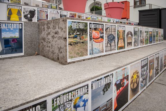 Sitzstufen, Platzhalter für Demokratie Sitzstufen beklebt mit Aufnahmen von Stühlen