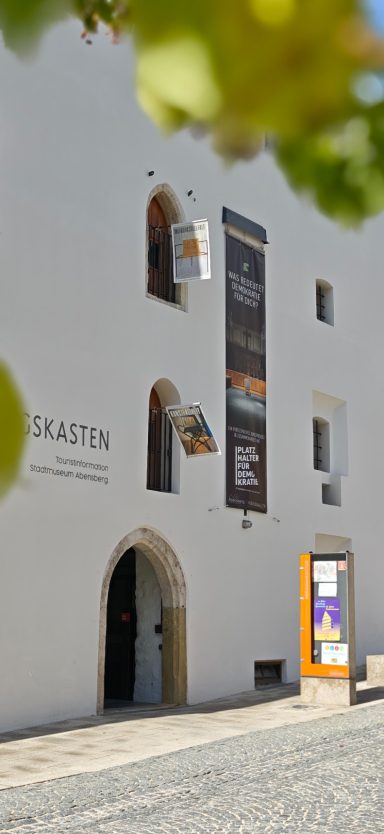 Platzhalter für Demokratie Fassade des Herzogskasten mit Banner und Fahnen