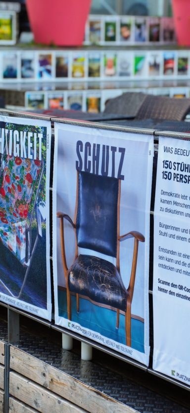 Platzhalter für Demokratie Sitzstufen beklebt mit Aufnahmen von Stühlen