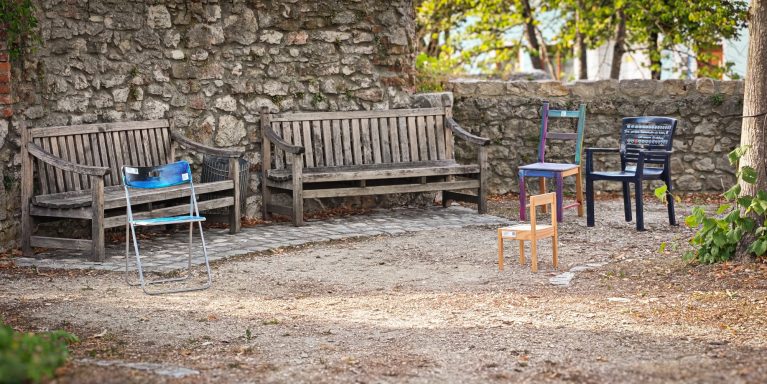 Platzhalter für Demokratie Stühle unter Baum im Schlossgarten
