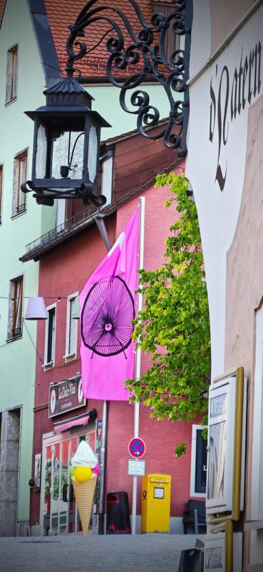 Platzhalter für Demokratie Fahne mit Stuhl Motiv