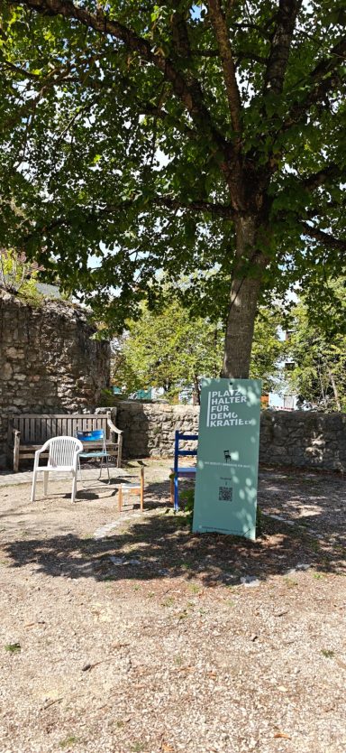 Platzhalter für Demokratie Stühle im Schlossgarten