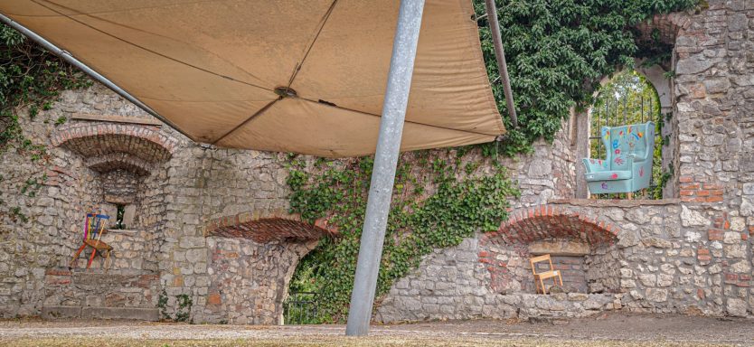 Platzhalter für Demokratie Sessel und Stühle in Mauerniesche