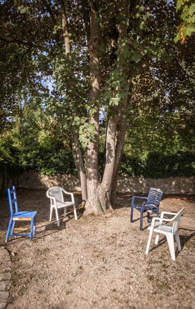 Platzhalter für Demokratie Stühle unter Baum im Schlossgarten