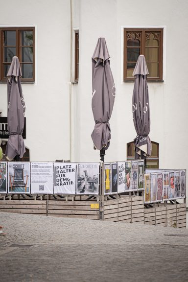 Platzhalter für Demokratie Banner mit Abbildungen von Stühlen